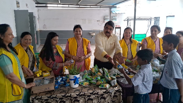 लायंस क्लब एमजेएफ कोहिनूर द्वारा मुफीद-ए-आम मोंटेसरी स्कूल में आयोजित सेवा प्रकल्प में उपस्थित मुख्य अतिथि पूर्व अंतरराष्ट्रीय निदेशक जितेंद्र चौहान, क्लब अध्यक्ष उषा अग्रवाल एवं अन्य पदाधिकारी।