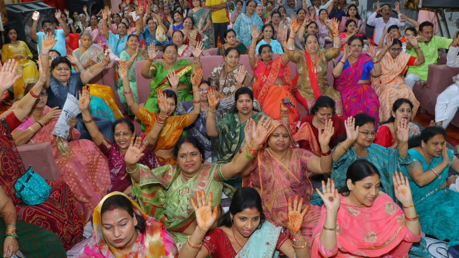कावेरी मंदिर में श्री राम कथा के पांचवें दिन सीता-राम विवाह प्रसंग के अवसर पर आनंद उठाते श्रद्धालु।